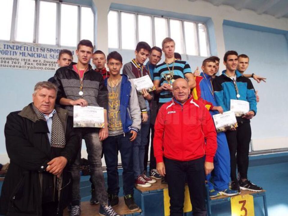 O parte dintre sportivii participanți la întrecerea de la Suceava împreună cu Vasilică Băițan și Cristinel Bărculescu O parte dintre sportivii participanți la întrecerea de la Suceava împreună cu Vasilică Băițan și Cristinel Bărculescu