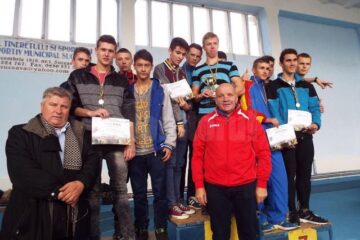 O parte dintre sportivii participanți la întrecerea de la Suceava împreună cu Vasilică Băițan și Cristinel Bărculescu