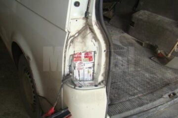 Țigări de contrabandă, ascunse în caroseria, filtrul de aer și lămpile de semnalizare ale unui microbuz