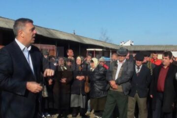 Președintele Camerei Deputaților, Valeriu Zgonea, s-a aflat luni în județul Suceava pentru a susține candidatura liderului PSD, Victor Ponta, pentru funcția de președinte al României