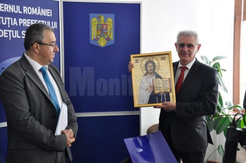 ES Vasyl Boiechko i-a dăruit prefectului de Suceava, Florin Sinescu, o monedă de argint cu Sfinții Arhangheli Mihail și Gavriil și a primit de la acesta o icoană cu Iisus Hristos
