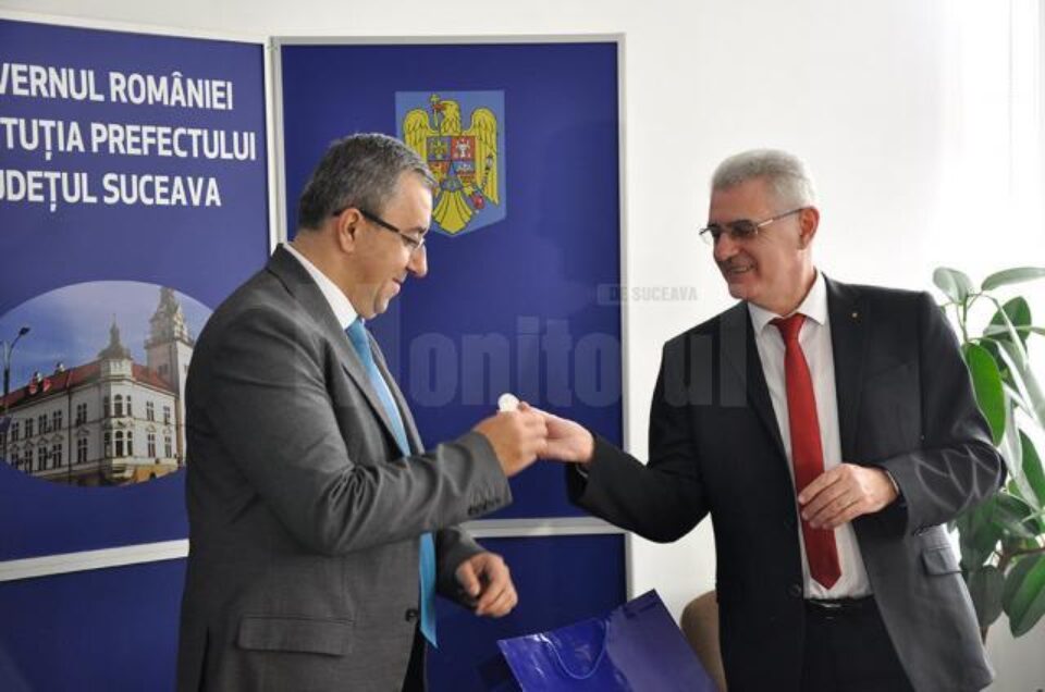ES Vasyl Boiechko i-a dăruit prefectului de Suceava, Florin Sinescu, o monedă de argint cu Sfinții Arhangheli Mihail și Gavriil și a primit de la acesta o icoană cu Iisus Hristos