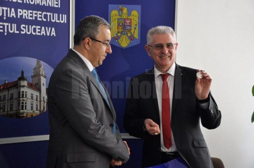 ES Vasyl Boiechko i-a dăruit prefectului de Suceava, Florin Sinescu, o monedă de argint cu Sfinții Arhangheli Mihail și Gavriil și a primit de la acesta o icoană cu Iisus Hristos
