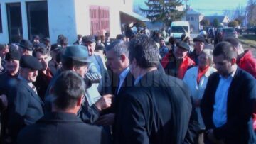 Președintele Camerei Deputaților, Valeriu Zgonea, s-a aflat luni în județul Suceava pentru a susține candidatura liderului PSD, Victor Ponta, pentru funcția de președinte al României