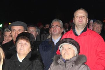Senatorul Ovidiu Donțu și primarul Ion Lungu au urmărit spectacolul amestecați în mulțime