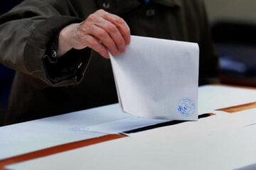 Fiecare însoțitor al unei persoane cu handicap mintal are acces legal la încă un vot. Foto: cotidianul.ro