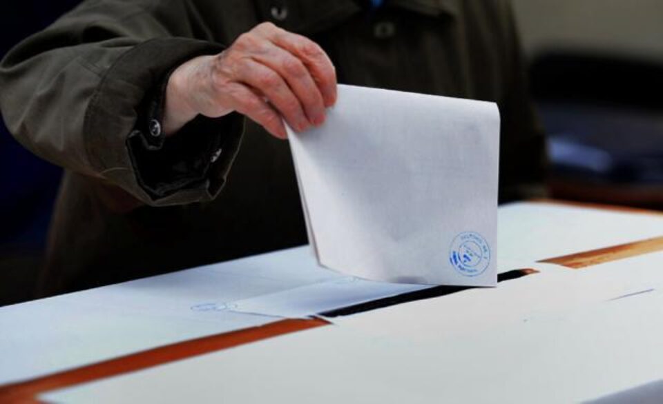 Fiecare însoțitor al unei persoane cu handicap mintal are acces legal la încă un vot. Foto: cotidianul.ro Fiecare însoțitor al unei persoane cu handicap mintal are acces legal la încă un vot. Foto: cotidianul.ro