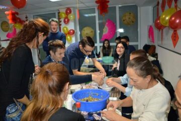 Câteva zeci de studenți ai Universității „Ștefan cel Mare” Suceava au luat lecții de gastronomie chinezească