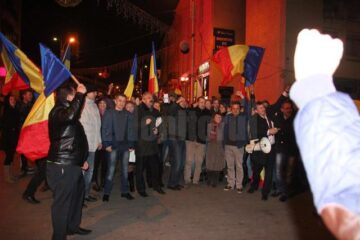 După ce Victor Ponta și-a recunoscut înfrângerea, anunțând că l-a felicitat pe Klaus Iohannis pentru victorie, câțiva zeci de membri ai PNL și PDL Suceava și-au manifestat bucuria fluturând steaguri ale României