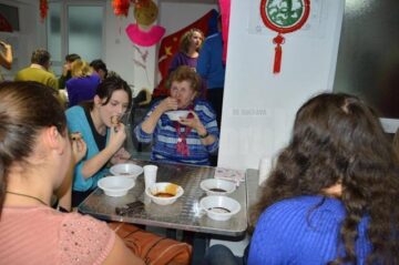 Câteva zeci de studenți ai Universității „Ștefan cel Mare” Suceava au luat lecții de gastronomie chinezească