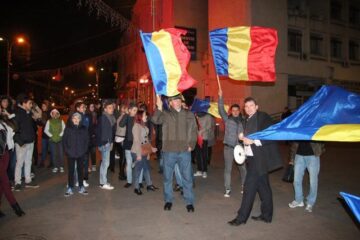 După ce Victor Ponta și-a recunoscut înfrângerea, anunțând că l-a felicitat pe Klaus Iohannis pentru victorie, câțiva zeci de membri ai PNL și PDL Suceava și-au manifestat bucuria fluturând steaguri ale României