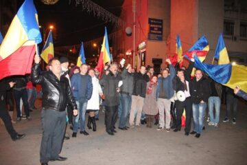După ce Victor Ponta și-a recunoscut înfrângerea, anunțând că l-a felicitat pe Klaus Iohannis pentru victorie, câțiva zeci de membri ai PNL și PDL Suceava și-au manifestat bucuria fluturând steaguri ale României
