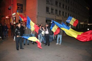 După ce Victor Ponta și-a recunoscut înfrângerea, anunțând că l-a felicitat pe Klaus Iohannis pentru victorie, câțiva zeci de membri ai PNL și PDL Suceava și-au manifestat bucuria fluturând steaguri ale României