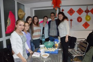 Câteva zeci de studenți ai Universității „Ștefan cel Mare” Suceava au luat lecții de gastronomie chinezească