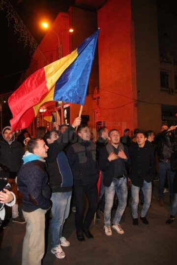După ce Victor Ponta și-a recunoscut înfrângerea, anunțând că l-a felicitat pe Klaus Iohannis pentru victorie, câțiva zeci de membri ai PNL și PDL Suceava și-au manifestat bucuria fluturând steaguri ale României