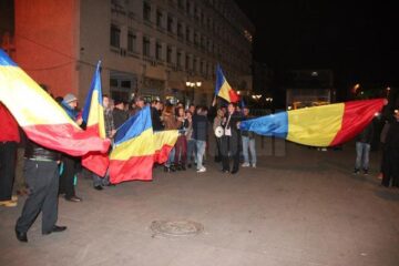 După ce Victor Ponta și-a recunoscut înfrângerea, anunțând că l-a felicitat pe Klaus Iohannis pentru victorie, câțiva zeci de membri ai PNL și PDL Suceava și-au manifestat bucuria fluturând steaguri ale României