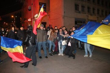După ce Victor Ponta și-a recunoscut înfrângerea, anunțând că l-a felicitat pe Klaus Iohannis pentru victorie, câțiva zeci de membri ai PNL și PDL Suceava și-au manifestat bucuria fluturând steaguri ale României