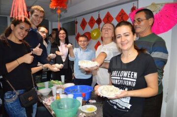 Câteva zeci de studenți ai Universității „Ștefan cel Mare” Suceava au luat lecții de gastronomie chinezească