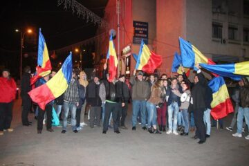 După ce Victor Ponta și-a recunoscut înfrângerea, anunțând că l-a felicitat pe Klaus Iohannis pentru victorie, câțiva zeci de membri ai PNL și PDL Suceava și-au manifestat bucuria fluturând steaguri ale României