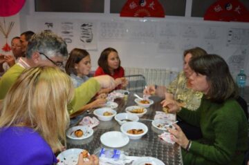 Câteva zeci de studenți ai Universității „Ștefan cel Mare” Suceava au luat lecții de gastronomie chinezească