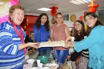 Câteva zeci de studenți ai Universității „Ștefan cel Mare” Suceava au luat lecții de gastronomie chinezească