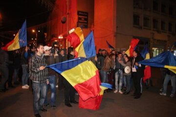 După ce Victor Ponta și-a recunoscut înfrângerea, anunțând că l-a felicitat pe Klaus Iohannis pentru victorie, câțiva zeci de membri ai PNL și PDL Suceava și-au manifestat bucuria fluturând steaguri ale României