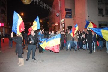 După ce Victor Ponta și-a recunoscut înfrângerea, anunțând că l-a felicitat pe Klaus Iohannis pentru victorie, câțiva zeci de membri ai PNL și PDL Suceava și-au manifestat bucuria fluturând steaguri ale României