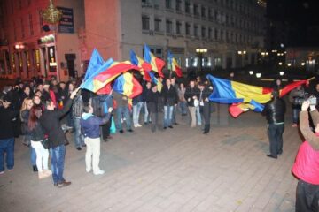 După ce Victor Ponta și-a recunoscut înfrângerea, anunțând că l-a felicitat pe Klaus Iohannis pentru victorie, câțiva zeci de membri ai PNL și PDL Suceava și-au manifestat bucuria fluturând steaguri ale României