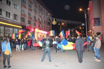 După ce Victor Ponta și-a recunoscut înfrângerea, anunțând că l-a felicitat pe Klaus Iohannis pentru victorie, câțiva zeci de membri ai PNL și PDL Suceava și-au manifestat bucuria fluturând steaguri ale României