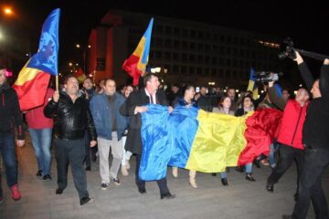 După ce Victor Ponta și-a recunoscut înfrângerea, anunțând că l-a felicitat pe Klaus Iohannis pentru victorie, câțiva zeci de membri ai PNL și PDL Suceava și-au manifestat bucuria fluturând steaguri ale României