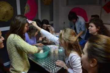 Câteva zeci de studenți ai Universității „Ștefan cel Mare” Suceava au luat lecții de gastronomie chinezească