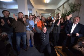 Flutur, în genunchi în fața televizorului, i-a mulțumit lui Dumnezeu pentru această bucurie