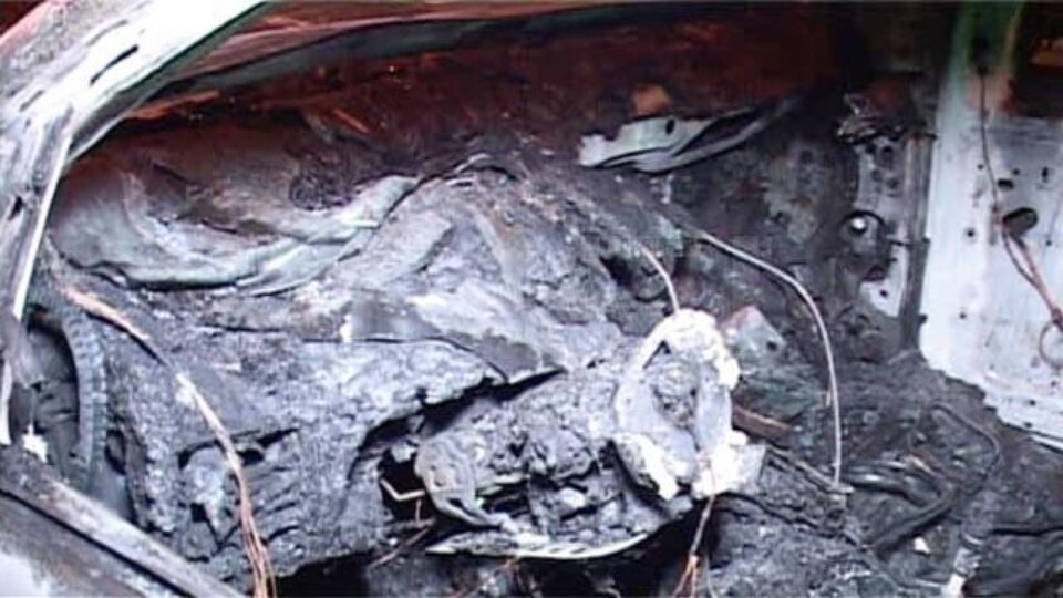 Un autoturism VW a luat foc, duminică noapte, în centrul municipiului Suceava