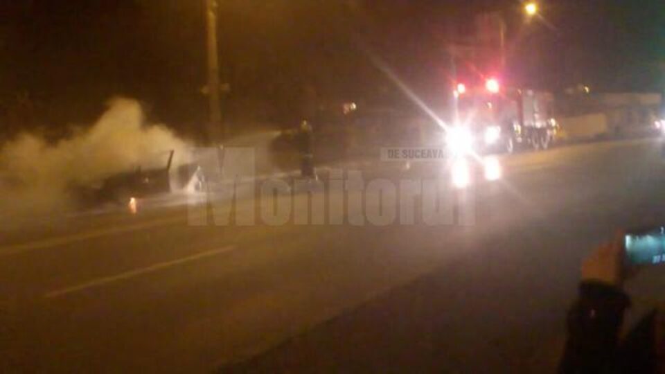 Un autoturism VW a luat foc, duminică noapte, în centrul municipiului Suceava