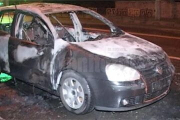 Un autoturism VW a luat foc, duminică noapte, în centrul municipiului Suceava
