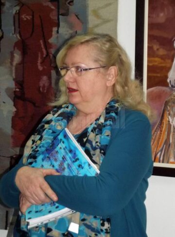 Artista plastică Lucia Pușcașu prezentând expoziția