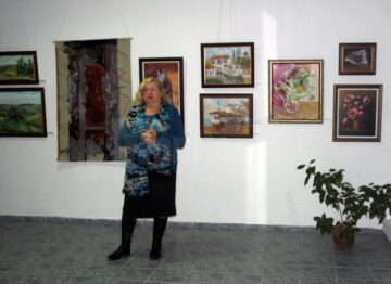 Artista plastică Lucia Pușcașu prezentând expoziția