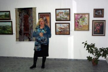 Artista plastică Lucia Pușcașu prezentând expoziția