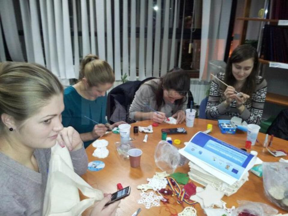 În fiecare vineri, tinerii confecționează obiecte handmade
