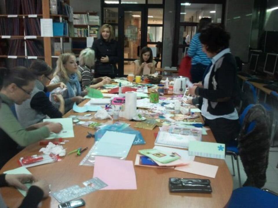 În fiecare vineri, tinerii confecționează obiecte handmade