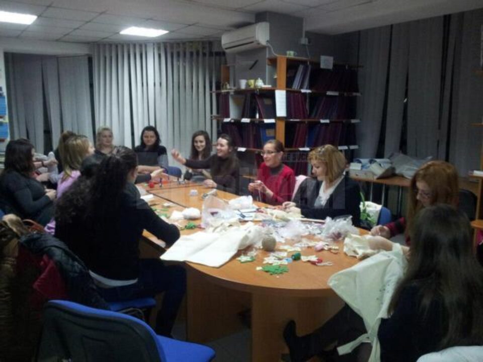 În fiecare vineri, tinerii confecționează obiecte handmade