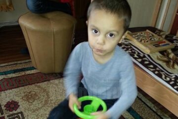 Andrei, în vârstă de 3 ani și jumătate
