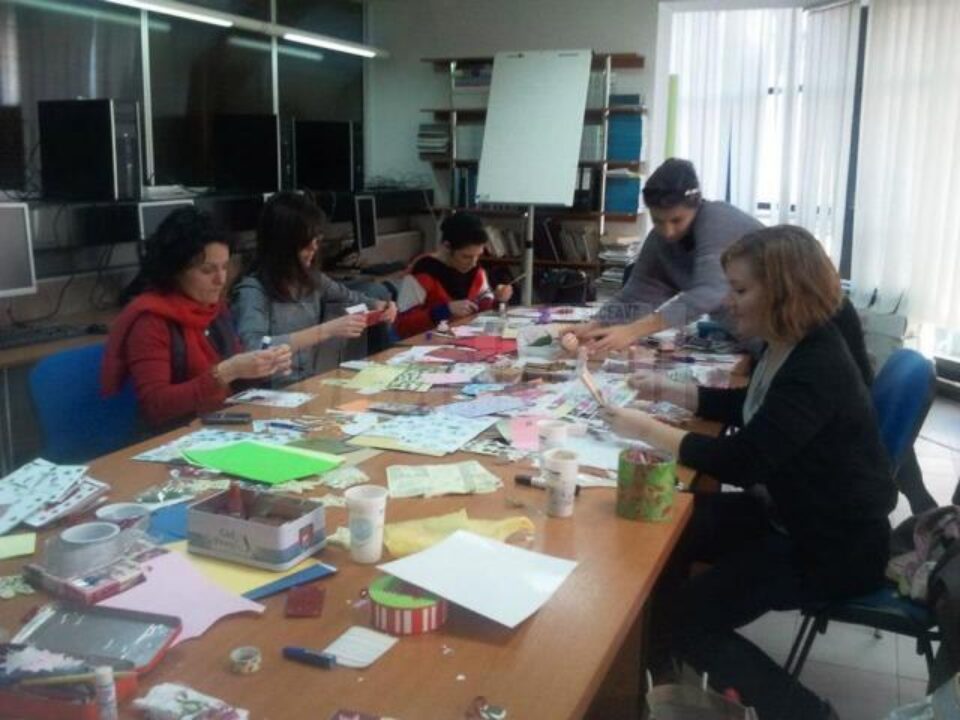 În fiecare vineri, tinerii confecționează obiecte handmade