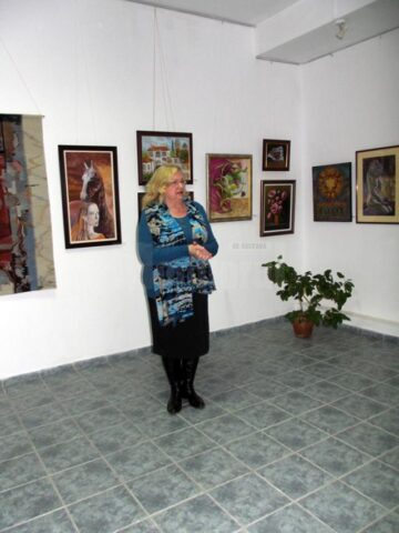 Artista plastică Lucia Pușcașu prezentând expoziția