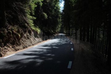 Șoseaua Transrarău face legătura între Pojorâta și Chiril traversând Munții Rarău și ajunge până la o altitudine de 1.400 m
