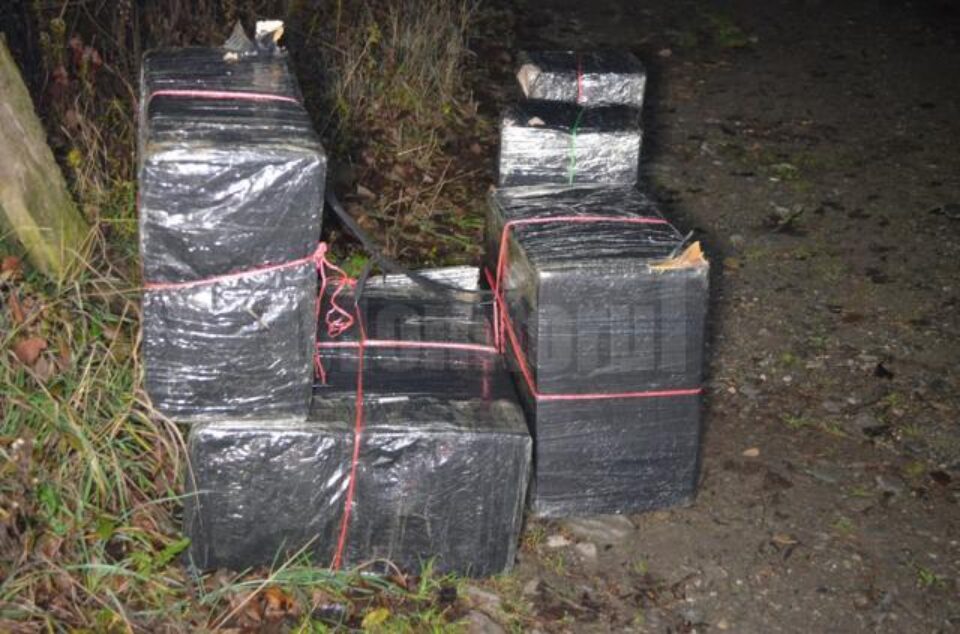 Contrabandiști au fost reținuți de polițiștii de frontieră suceveni, iar țigările au fost confiscate