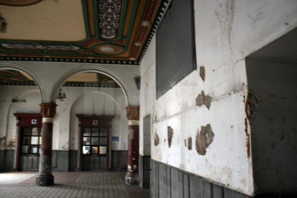 Lucrările care se vor efectua în următorii doi ani de zile ar urma să schimbe fața gării, atât la interior cât și la exterior Lucrările care se vor efectua în următorii doi ani de zile ar urma să schimbe fața gării, atât la interior cât și la exterior