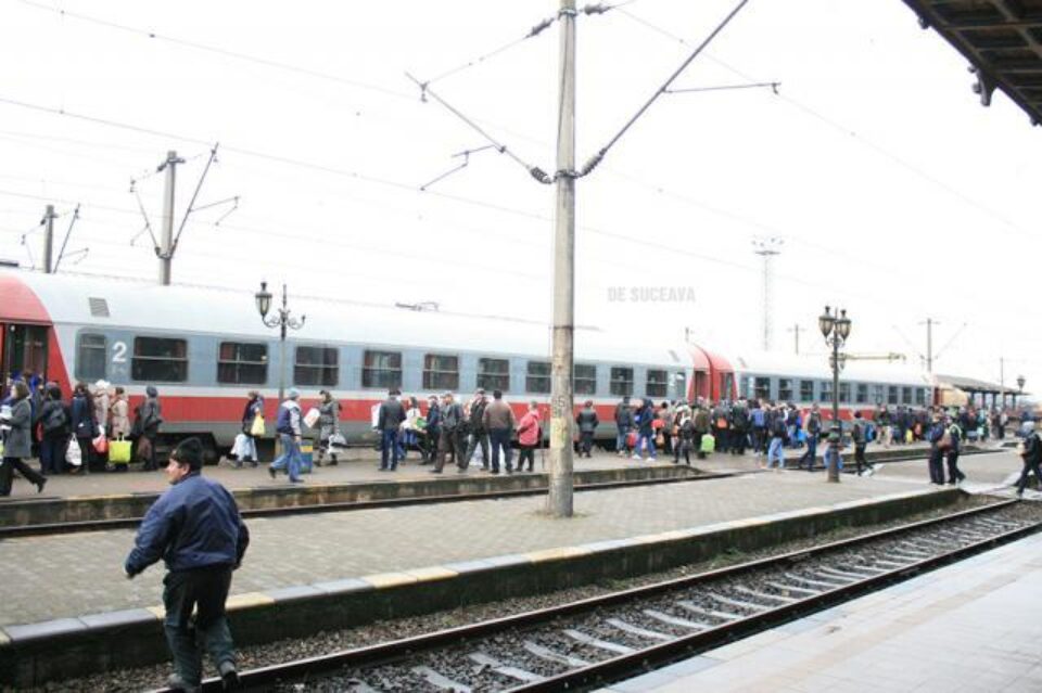 Pasagerii din trenul Regio 5602 Suceava-Iași, controlați ieri după-amiază de la plecarea din Gara Burdujeni Pasagerii din trenul Regio 5602 Suceava-Iași, controlați ieri după-amiază de la plecarea din Gara Burdujeni