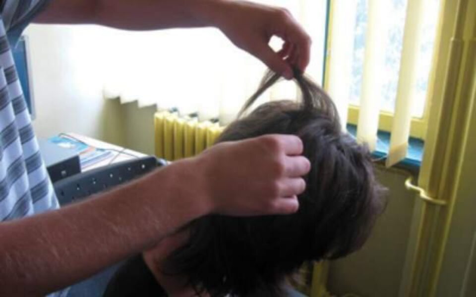 Triajul epidemiologic a scos la iveală 39 de cazuri de pediculoză. Foto: ziarelive.ro
