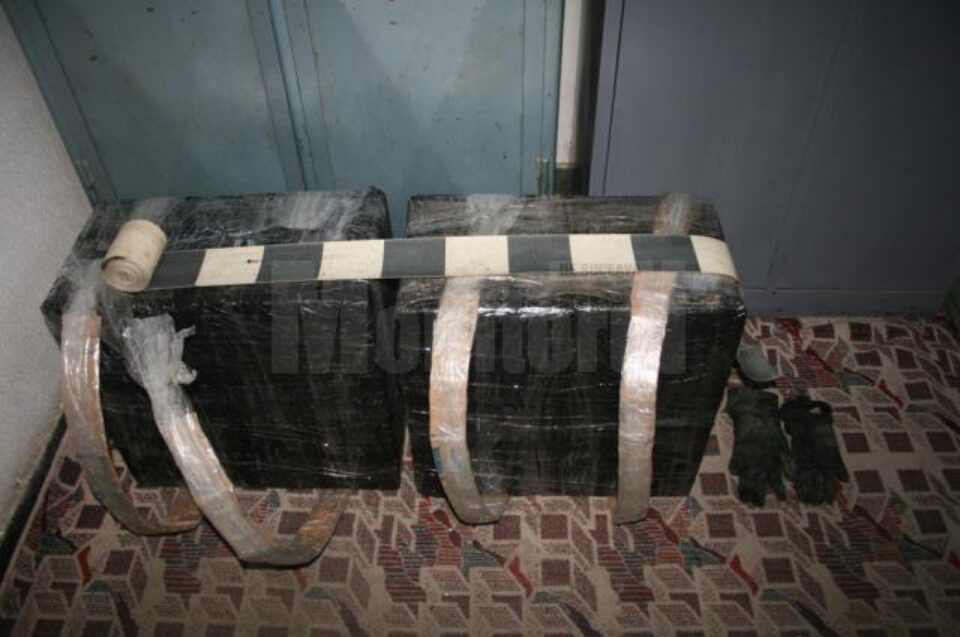 Doi cetățeni ucraineni, reținuți în timp ce cărau țigări peste frontieră